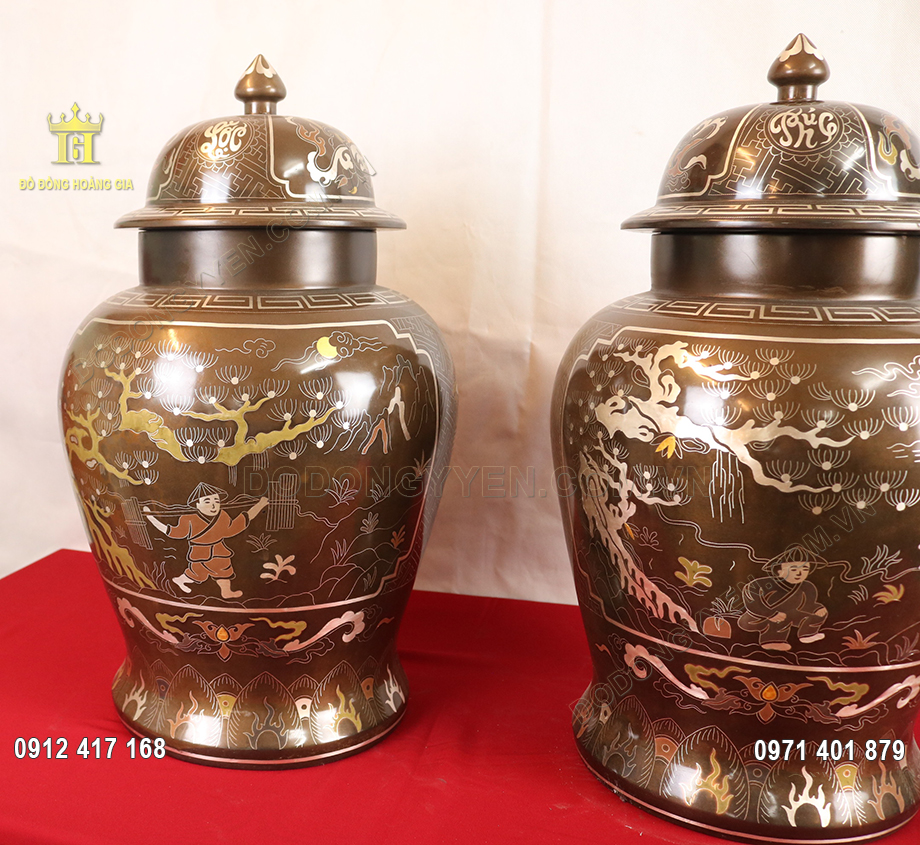 Tr&ecirc;n th&acirc;n của đ&ocirc;i ch&oacute;e khảm khung cảnh con người đang hay say lao động v&ocirc; c&ugrave;ng sắc n&eacute;t v&agrave; tinh xảo